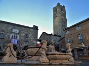 38 In Piazza Vecchia la fontana del Contarini, il Palazzo della Ragione e la Torre Civica in atmosfera natalizia